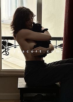 Leonie Escort girl Paris