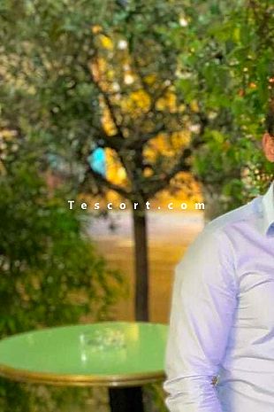 Douglas - Escort boy Paris