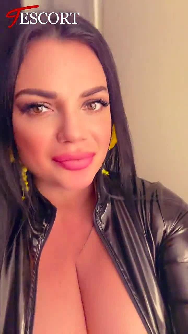 LOLA HOT — DUO BRULANT Video Background