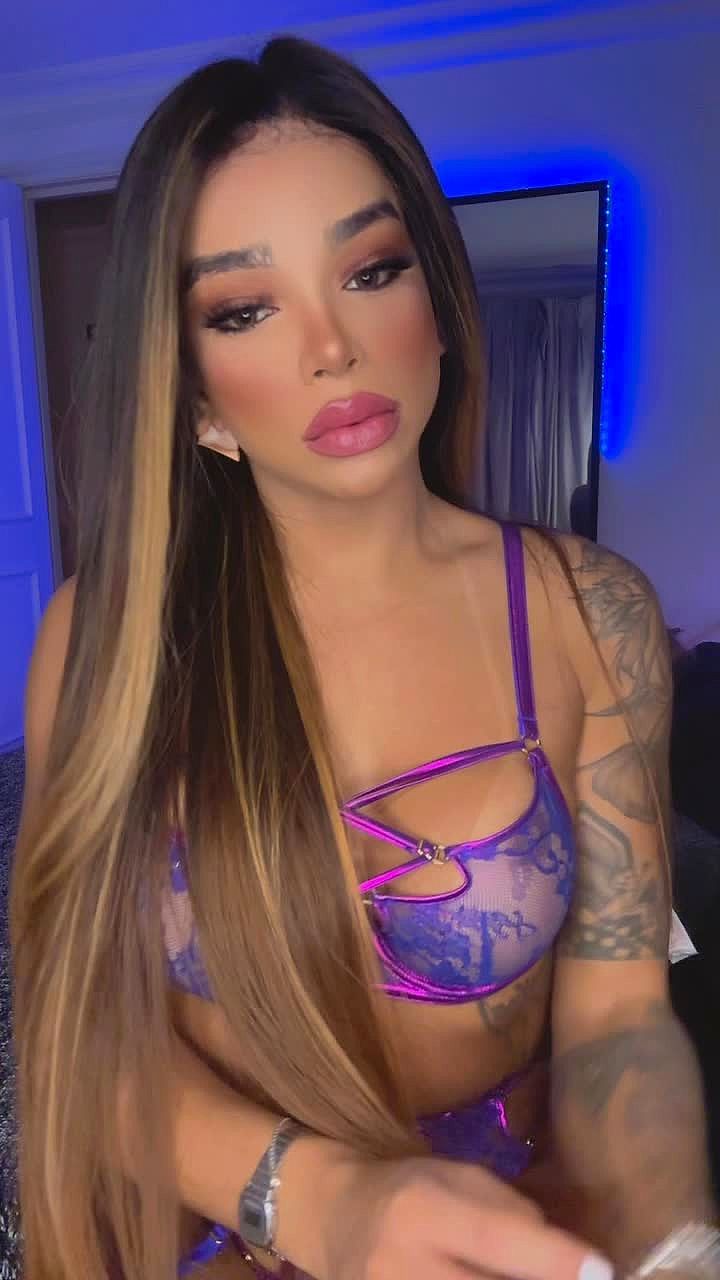 Isabella Fontana Video Background