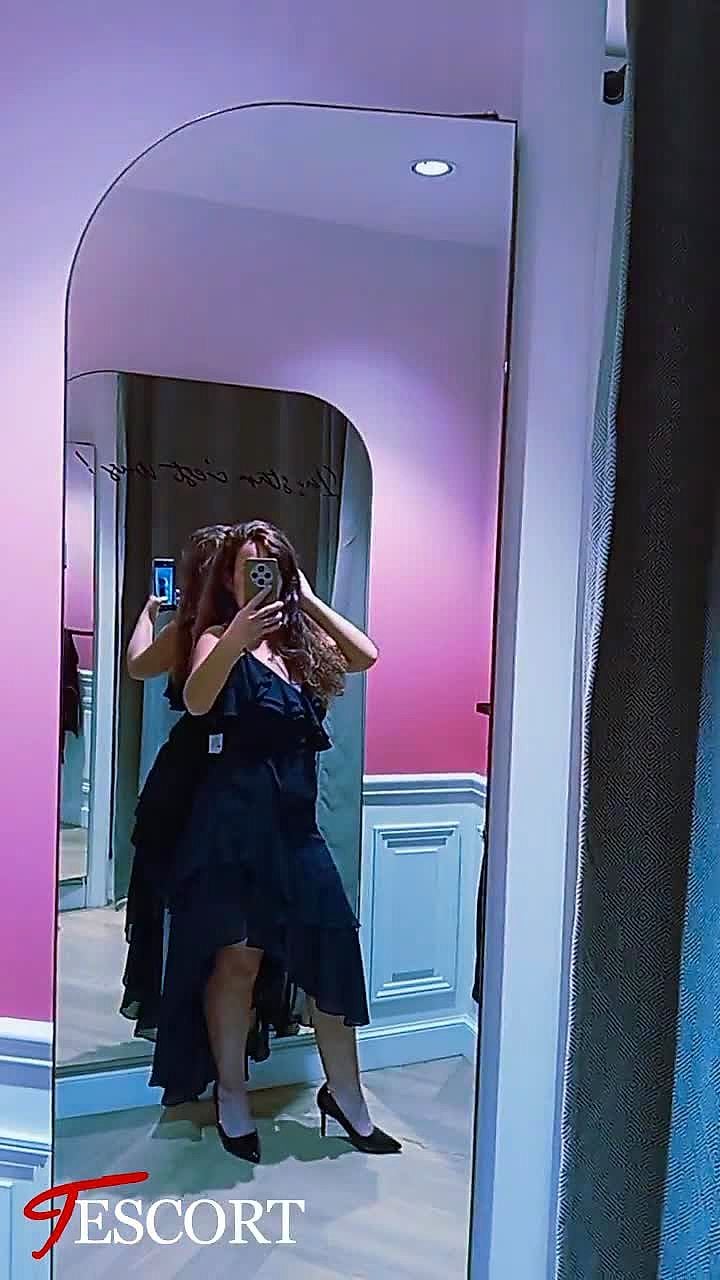 Ambre Francaise Video Background