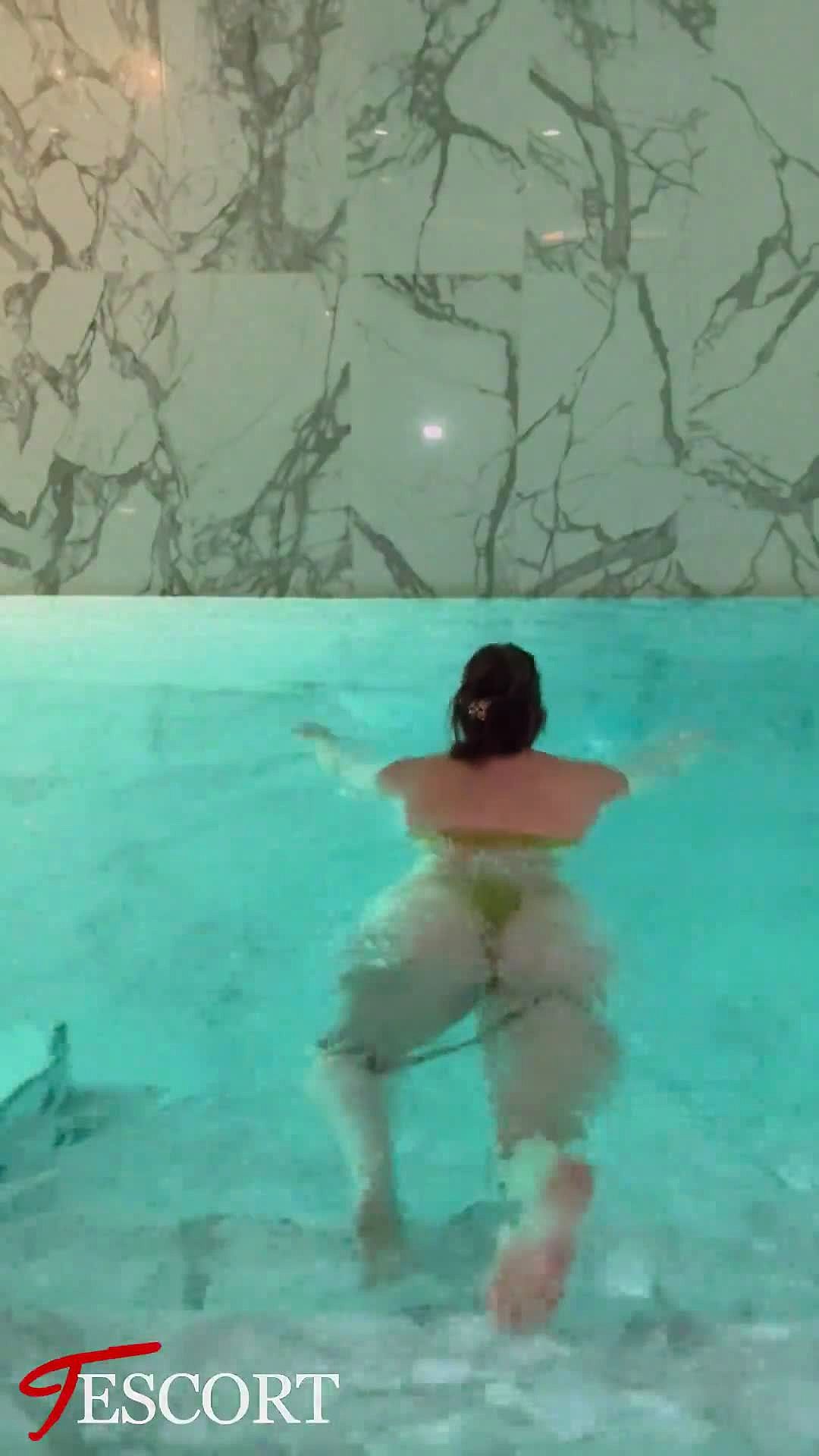 Gigi 🇫🇷 Video Background