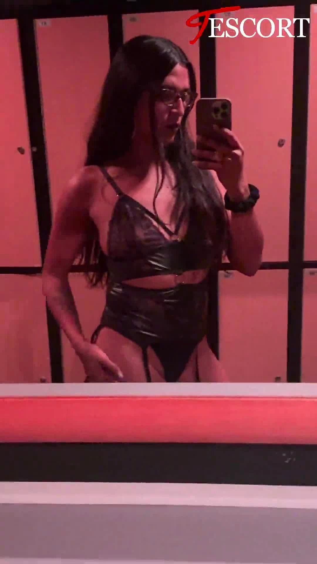 Mia Desroses Video Background