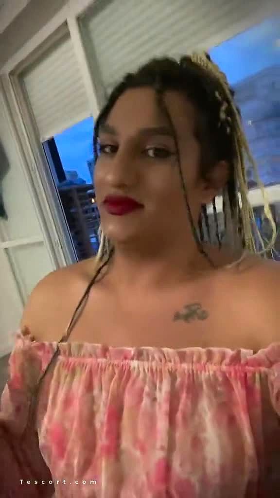 Emilly-Transs Vidéo Arrière-plan