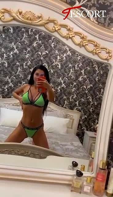 Danielle FrenchKiss Video Background