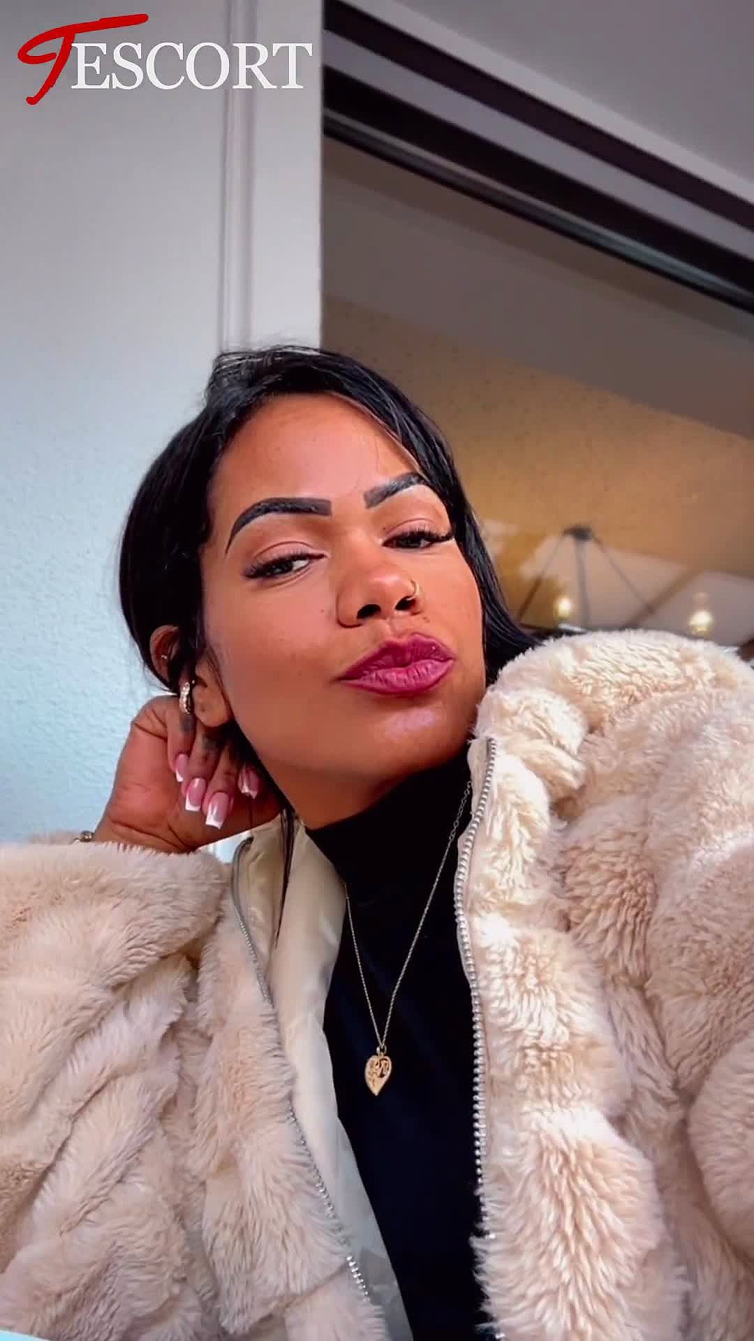 Tayna Vidéo Arrière-plan