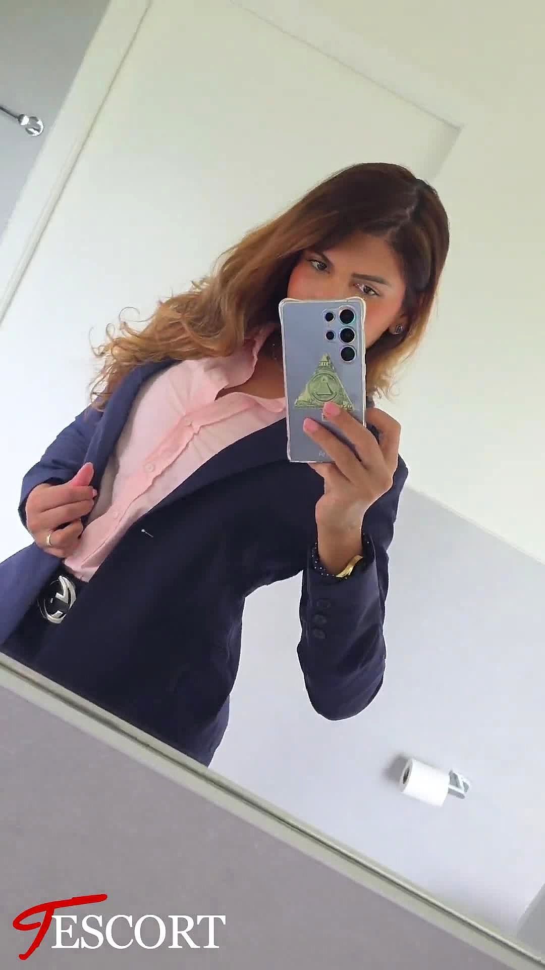 ANNA TRUE LATINA Vidéo Arrière-plan