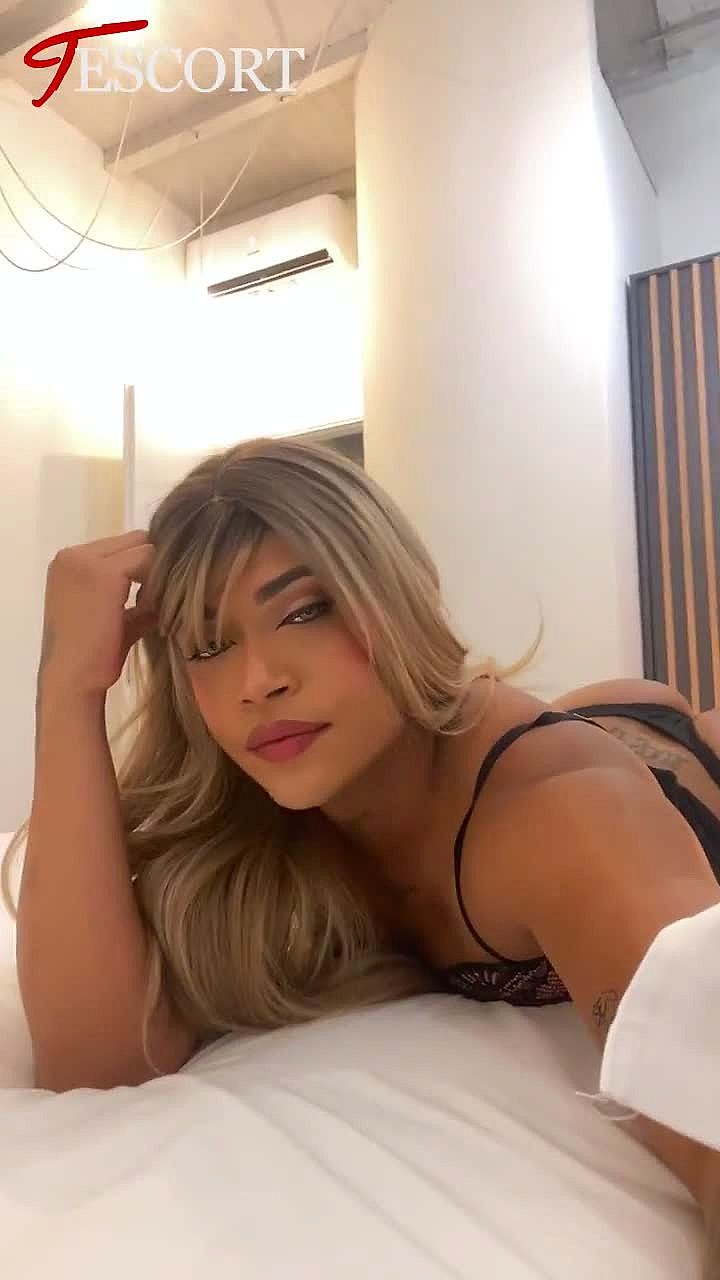 Diana Ferraz Video Background