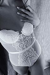 Carla - Roissy (CDG airport) Escorts