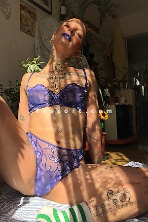 Louise - Paris Escorts