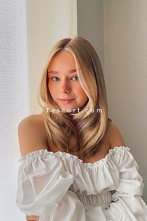 CHARLA - Paris Escorts