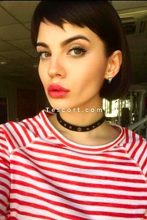 Lea PSE modele - Paris Escorts