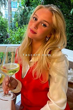 Creme Brulee D CUP DUO - Paris Escorts