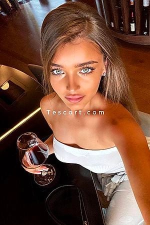 Laura - Paris Escorts