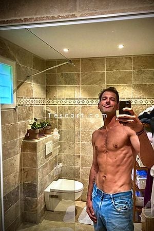 CrazyHorse22 - Versailles Boy Escorts